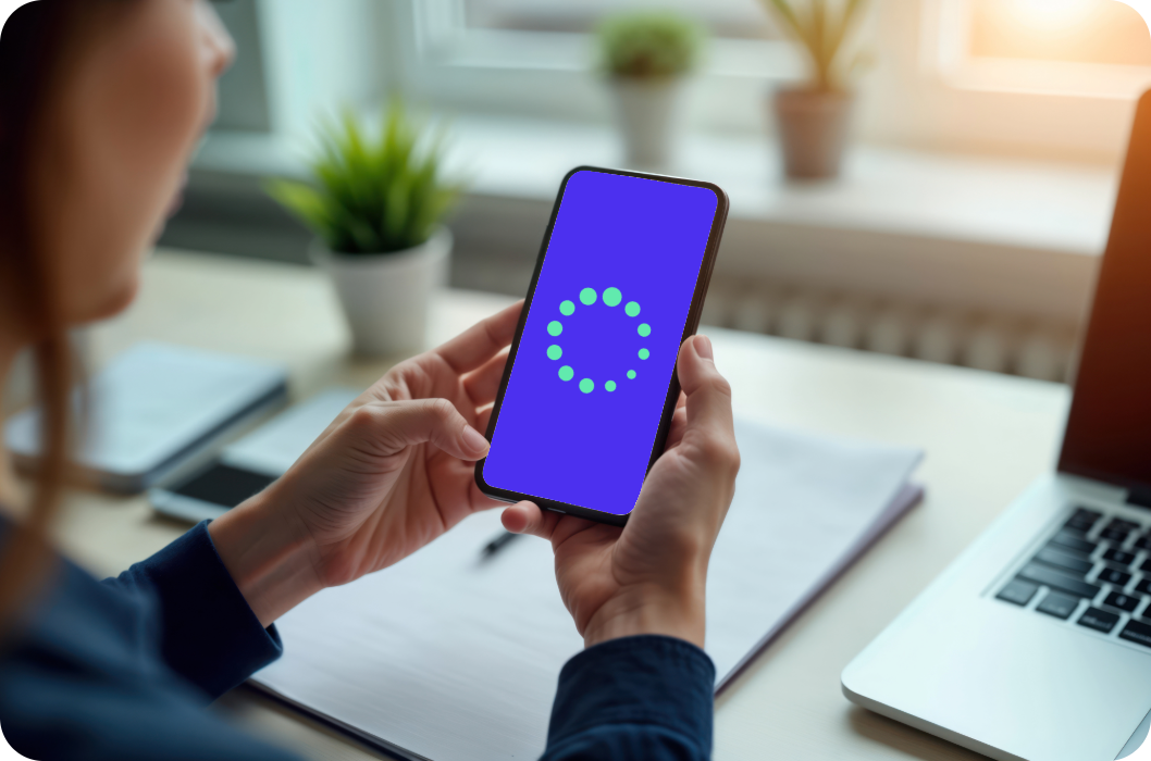 Frau_haelt_Smartphone_ohne_Verbindung-1 Frau_haelt_Smartphone_ohne_Verbindung-1