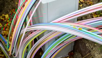 Glasfaser-Kabel am Verteilerkasten der lünecom
