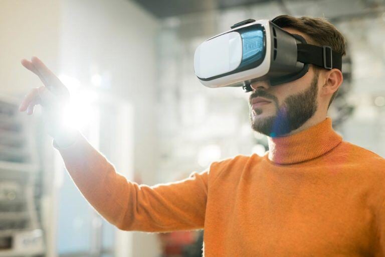 mann-mit-vr-brille