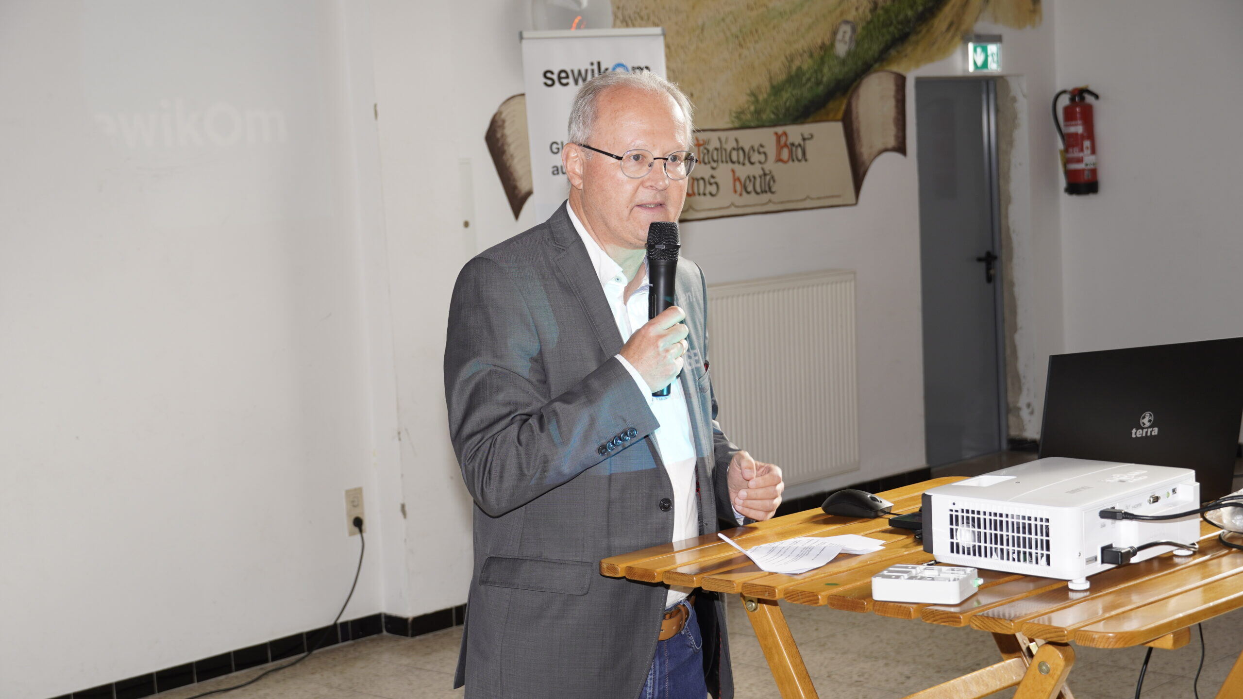 Der Bürgermeister spricht bei einem Infoabend zum Glasfaserausbau in Haarbrück