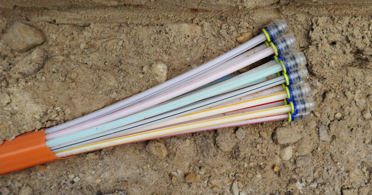 gebündelte Glasfaser-Kabel vor der Installation im Haus