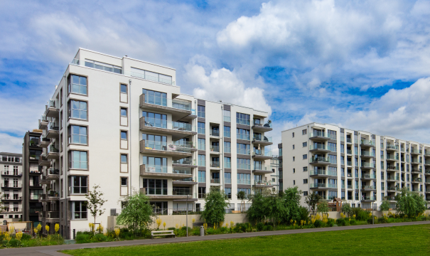 moderne-wohngebaeude-balkone-gruenanlage