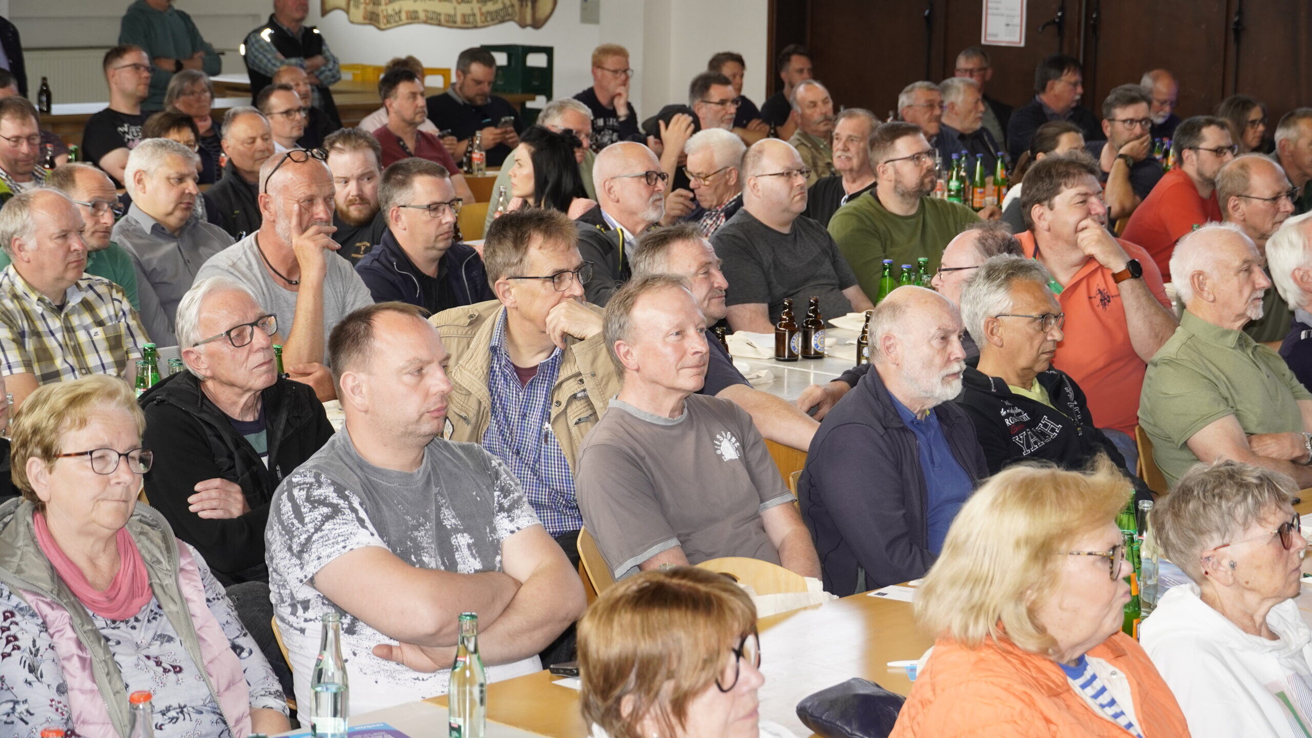 Eine große Gruppe von Zuhörern bei einem Infoabend in Leopoldsh�öhe