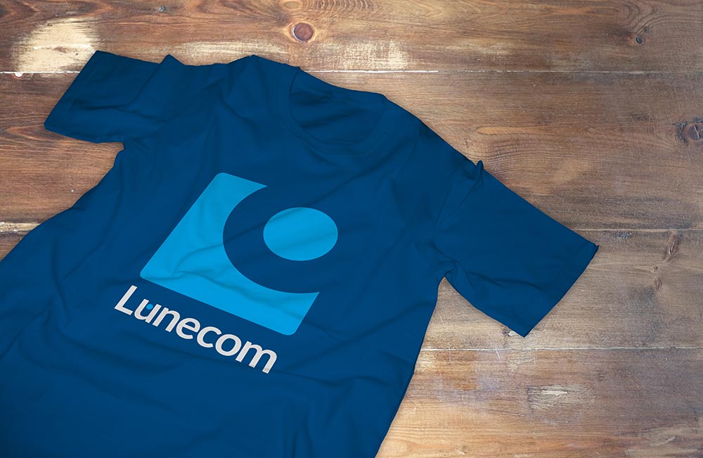 Dunkelblaues Männer T-Shirt mit hellblauen Lünecom Logo.