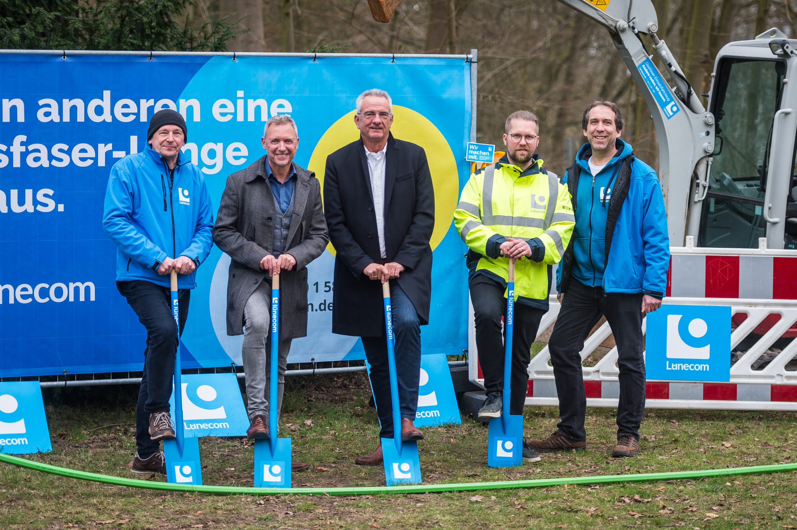 Spatenstich in Uelzen. Vertreter der Lünecom sowie Uelzens Bürgermeister setzen den Spatenstich für den Glasfaser-Ausbau der Lünecom.